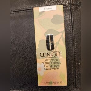 Clinique Stay-Matte Oil-Free Makeup Foundation In 06 Ivory